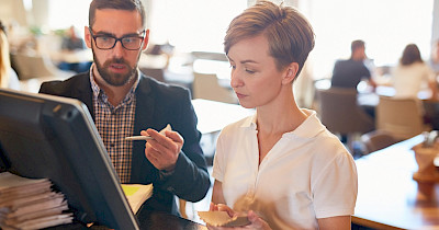 Українці ходять у заклади рідше, але платять більше: як змінився ресторанний рахунок у 2025-му – дослідження Poster
