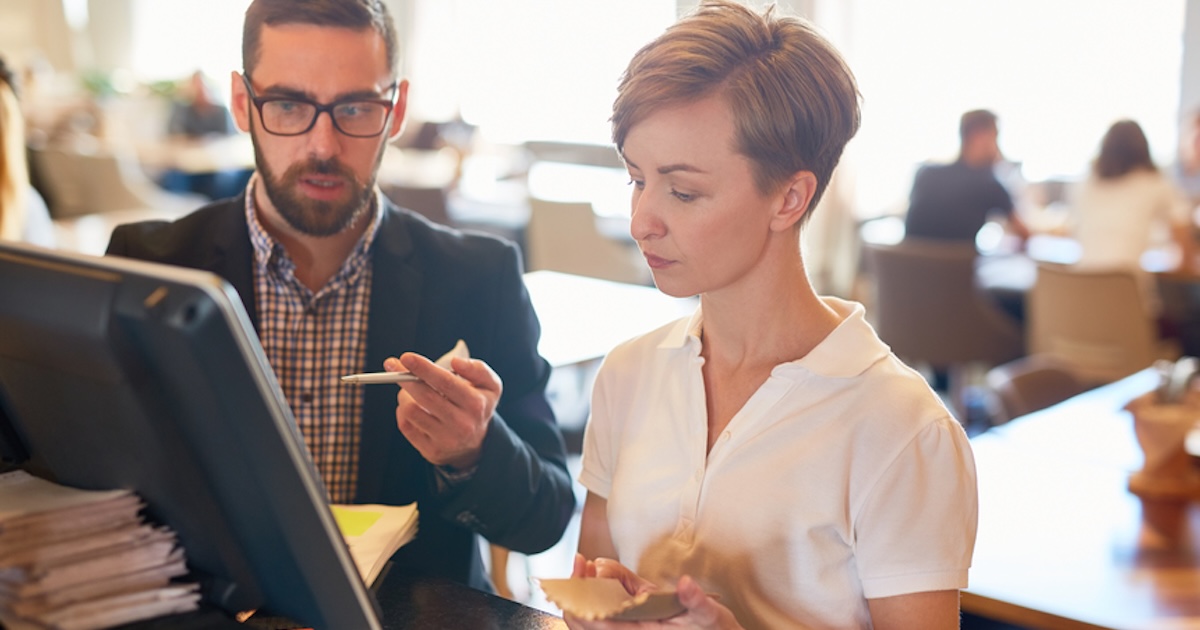 Українці ходять у заклади рідше, але платять більше: як змінився ресторанний рахунок у 2025-му – дослідження Poster