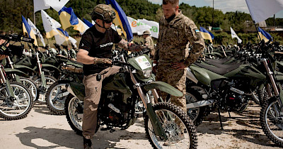 119 мотоциклів для ЗСУ: мережа Eva до Дня Незалежності здійснила найбільшу передачу мототехніки військовим (+фото)