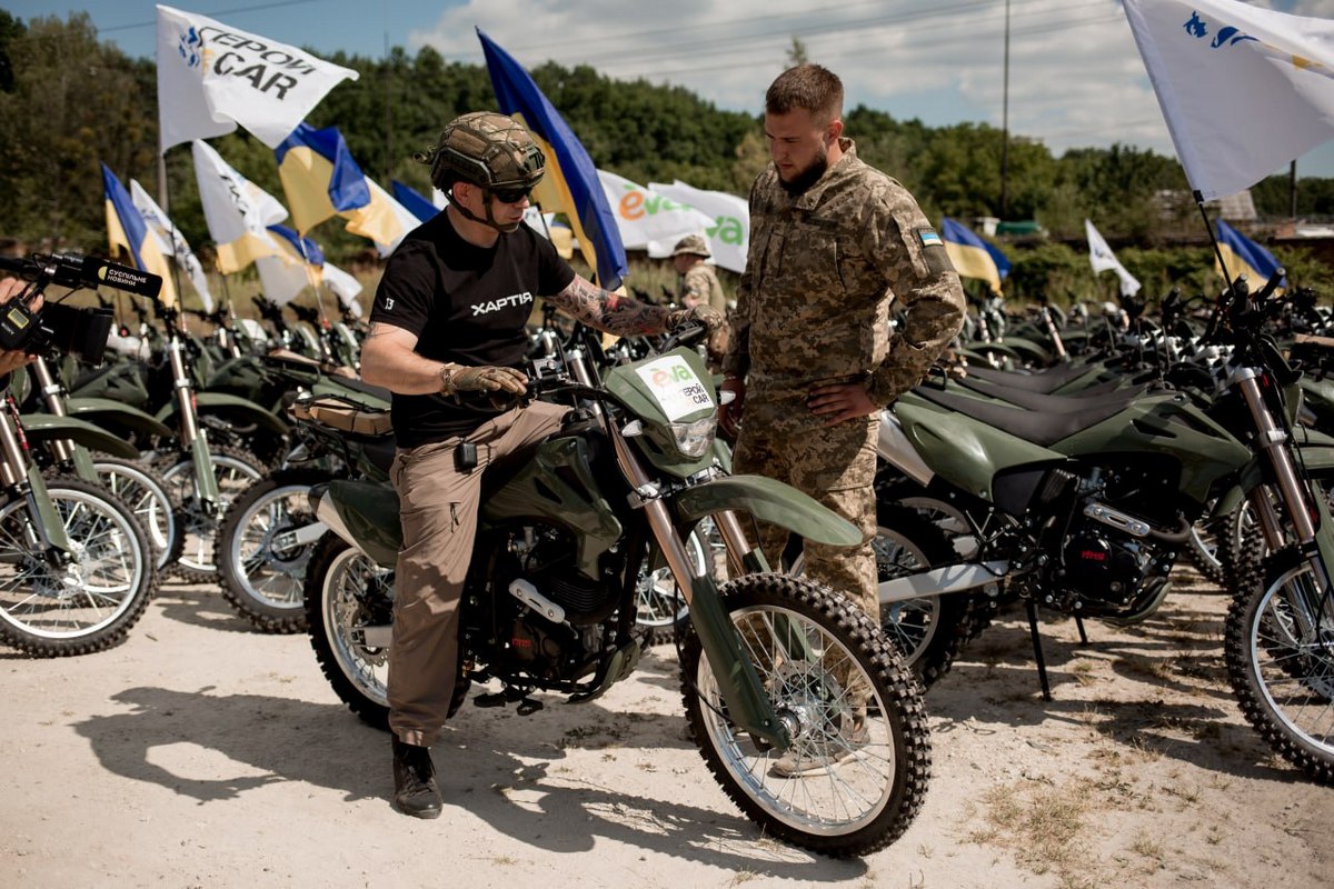 119 мотоциклів для ЗСУ: мережа Eva до Дня Незалежності здійснила найбільшу передачу мототехніки військовим (+фото)