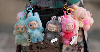 Labubu-монстр: как игрушка с острыми зубами стала новым фетишем миллионов потребителей