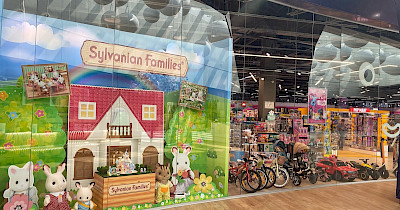 В магазине Дом Игрушек установили самую большую 3D-витрину Sylvanian Families в Восточной и Центральной Европе