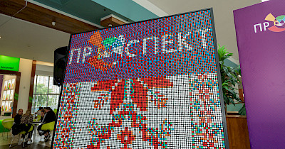 У ТРК Проспект зібрали гігантську вишиванку з кубиків Рубіка: Креативна ініціатива від Arricano в межах Rubik’s Day