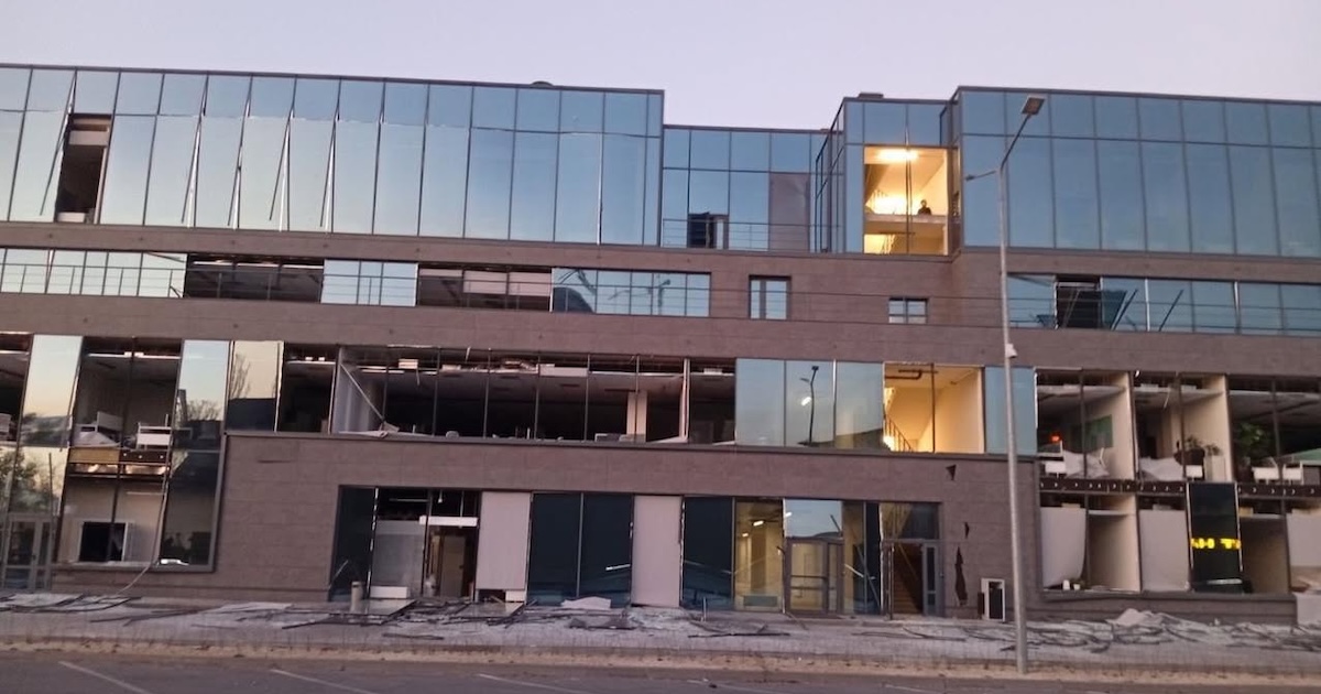 Головний офіс АТБ суттєво пошкоджено від ракетного обстрілу