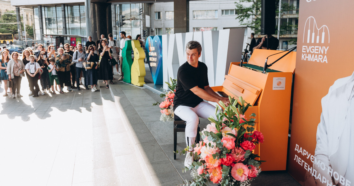 До Дня Києва біля ТРЦ Gulliver відбувся концерт на легендарному піаніно, яке евакуювали із зони бойових дій (+фото)