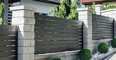 Бюджетні рішення для будівництва паркану заміського будинку