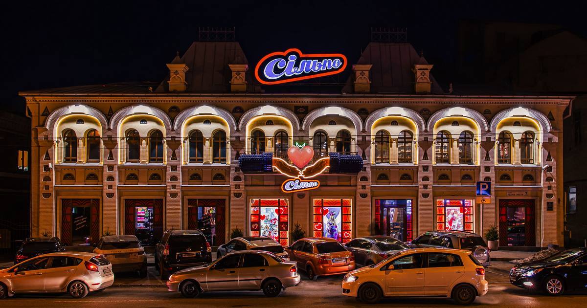 День закоханих в Сільпо: мережа креативно декорувала вітрини двох магазинів в Одесі та Дніпрі (+фото)