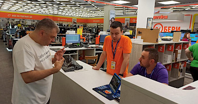 Безбарьерный Фокстрот: как обслуживают клиентов с нарушением слуха в магазинах и на Foxtrot.ua