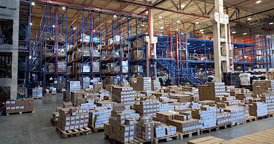 Стелажі поїдуть до людей: EVA впровадить нову логістичну систему з роботами, які зможуть автоматично пересувати складські секції