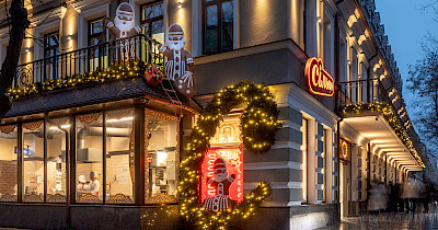 Праздник приближается: фасады двух супермаркетов Сільпо превратились в рождественские артобъекты (+фото)