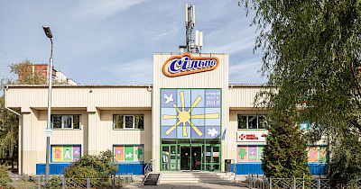 У Сільпо замінили рекламу на вітринах на картини сучасних українських художників