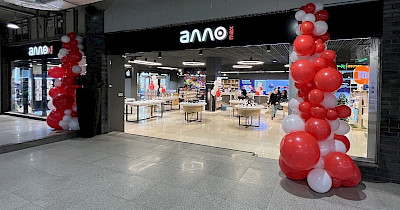 Як виглядає оновлений Алло МАХ у Дніпрі: акустика на скейтах та інсталяція зі спорткарів (+фото)