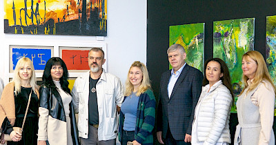 У київському ТРЦ Cosmo Multimall відкрилася виставка живопису та скульптур «Середина дороги».