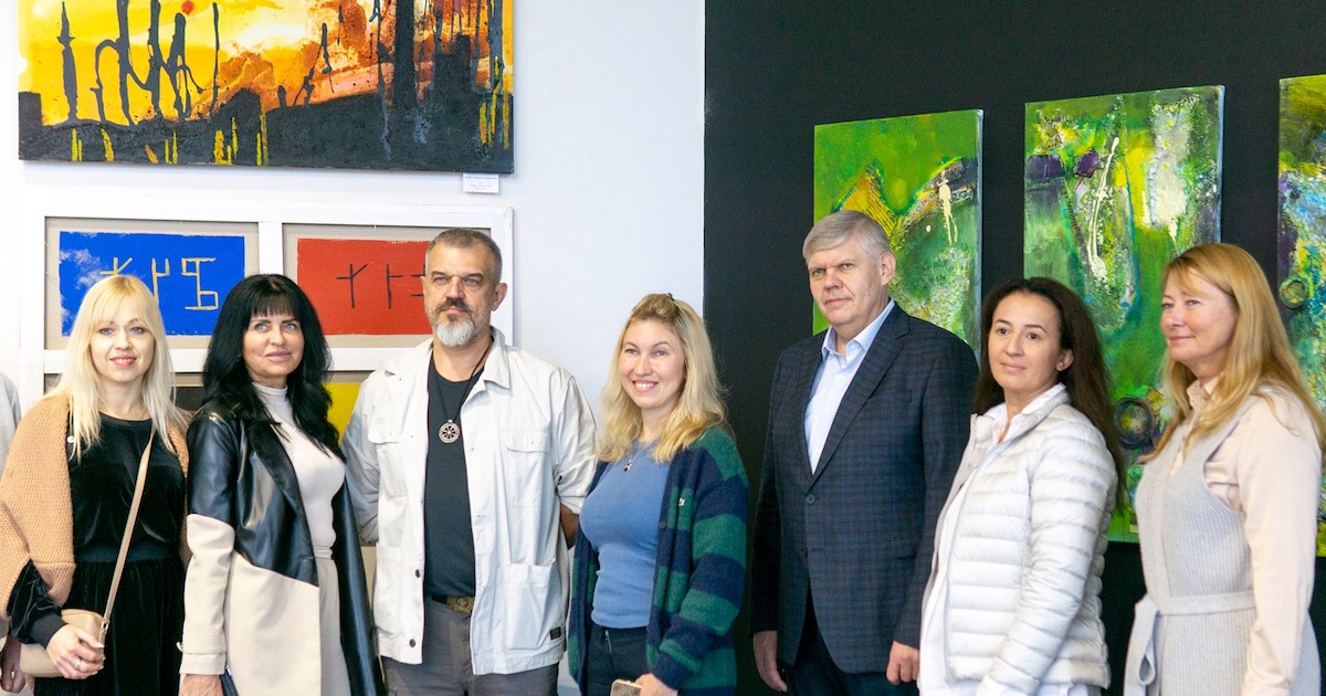 У київському ТРЦ Cosmo Multimall відкрилася виставка живопису та скульптур «Середина дороги».