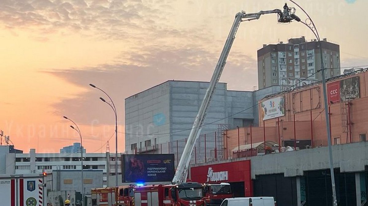 Магазин Auchan в ТРЦ Rive Gauche временно не будет работать из-за повреждений обломками ракеты