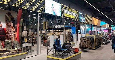 Как раз ко времени: как в Эпицентре продают оружие и одежду для военных