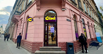 Фіолетовий – колір сезону: як виглядає магазин нової мережі маркетів Сімі на заході України (фотоогляд)