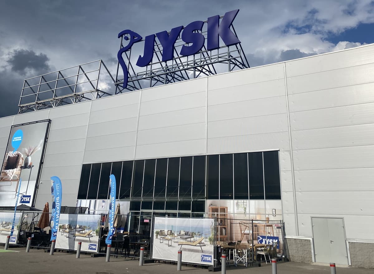 JYSK в одеському ТРЦ Riviera відновив роботу магазину через рік після ракетного удару (+фото)