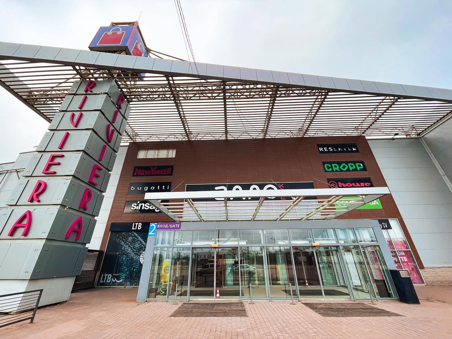 Одеський ТРЦ Riviera Shopping City відновив другу частину ТРЦ після ракетного обстрілу (+фото)