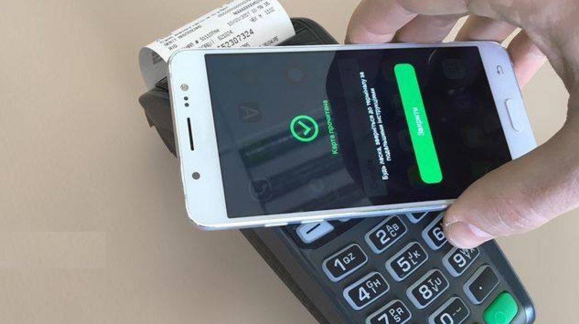 В ноябре украинцы больше покупали техники и снимали наличные деньги на кассах, меньше платили карточками за еду и рестораны.