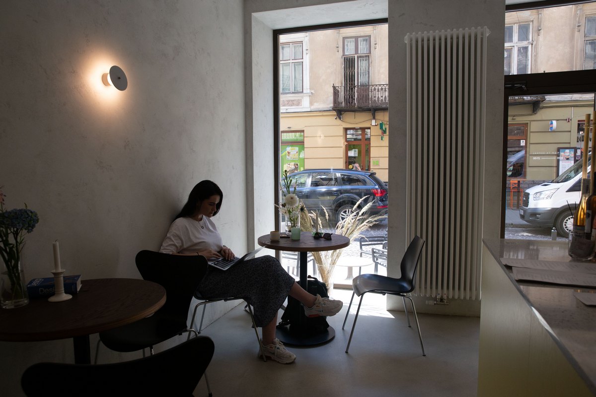 Як ракетні обстріли та відключення світла впливають на виручку ресторанів – дослідження Poster