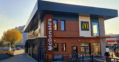 Во Львове открылся первый за время войны полностью новый McDonald’s, построенный в начале года