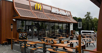 McDonald’s Ukraine возобновляет работу еще семи точек в Киеве. Пока что – только на доставку, теперь и на правом берегу
