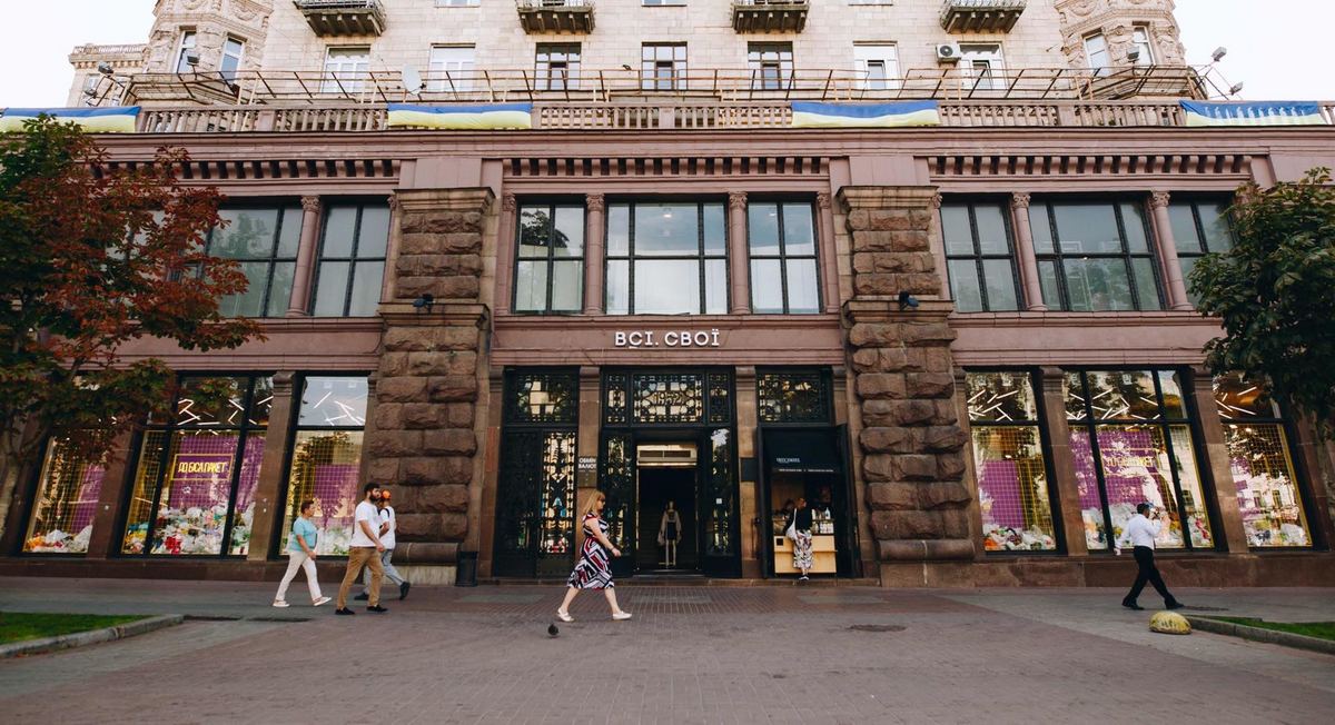 Всі. Свої відновили роботу магазинів на Хрещатику в Києві