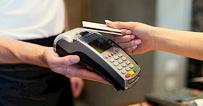 Кабмин утвердил план тотального перехода торговцев на безналичные платежи