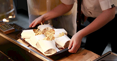 Секрет фірми: чому заклади російського ерзацу “Вкусно и точка” ніколи не зможуть стати McDonald’s