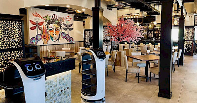 Почему людям и роботам лучше работать вместе: кейсы Walmart, H&M и Dragonfly Kitchen