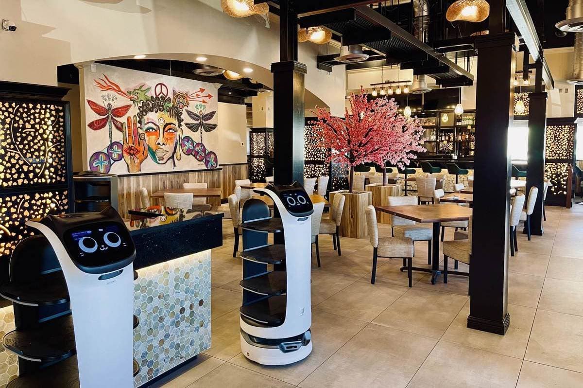 Почему людям и роботам лучше работать вместе: кейсы Walmart, H&M и Dragonfly Kitchen