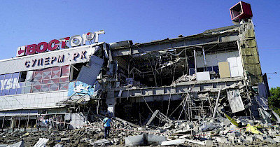 Оккупанты нанесли ракетный удар по супермаркету Восторг в Харькове (+фото)