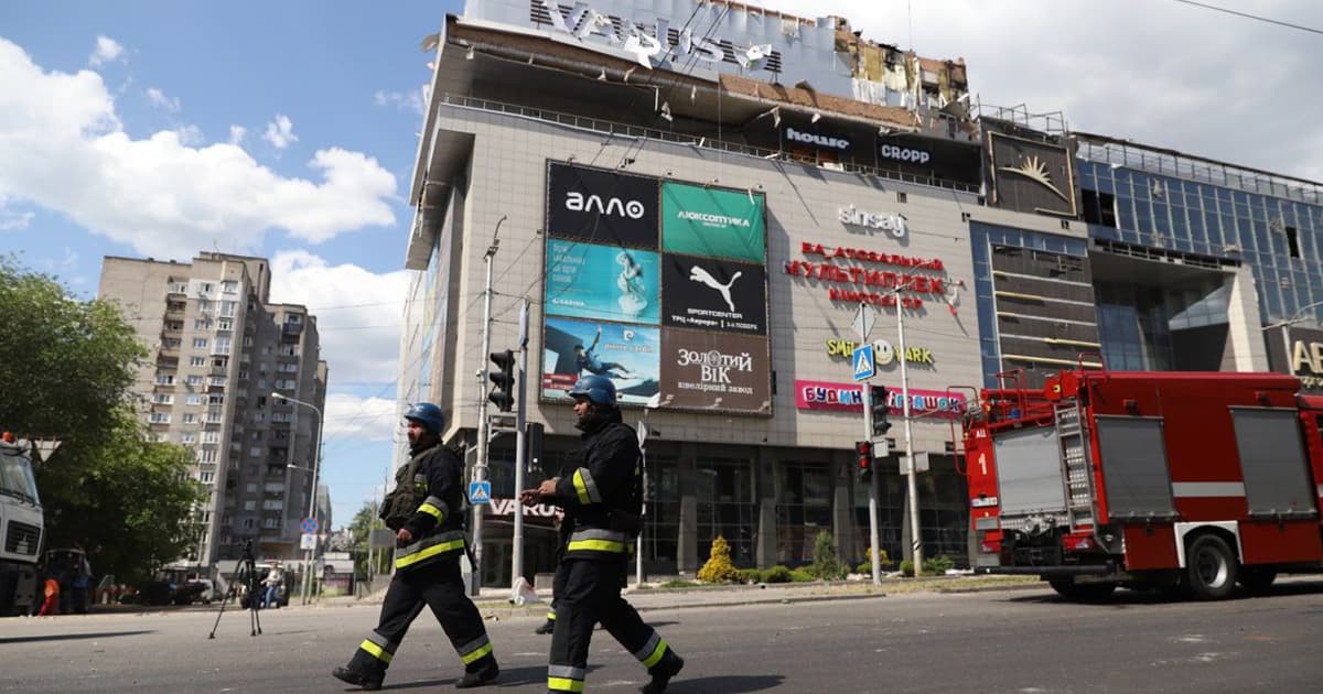 Черговий “військовий об’єкт”: ТРЦ Аврора в Запоріжжі пошкоджено ракетним обстрілом окупантів (+фото)