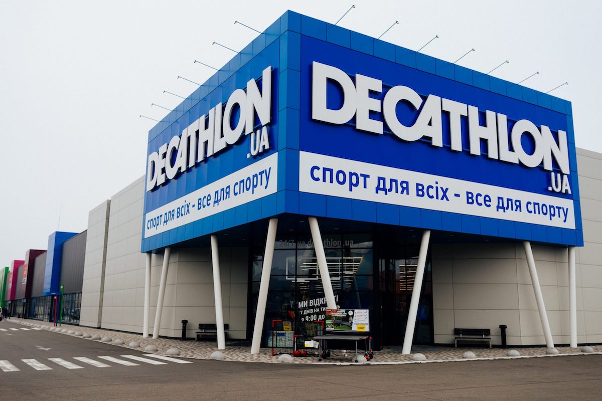 Французька мережа спортивних магазинів Decathlon відновлює роботу в Україні – в Києві на Почайній