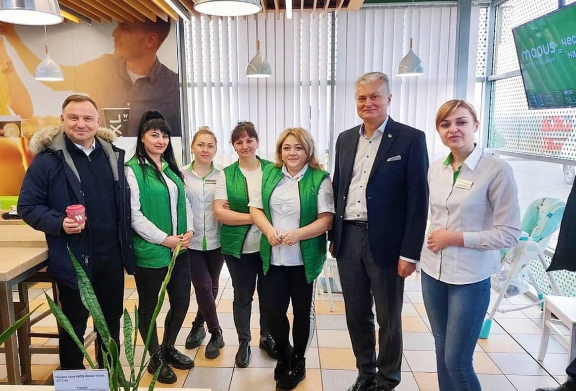 Перед зустріччю із Володимиром Зеленським президенти Литви та Польщі поснідали на WOG