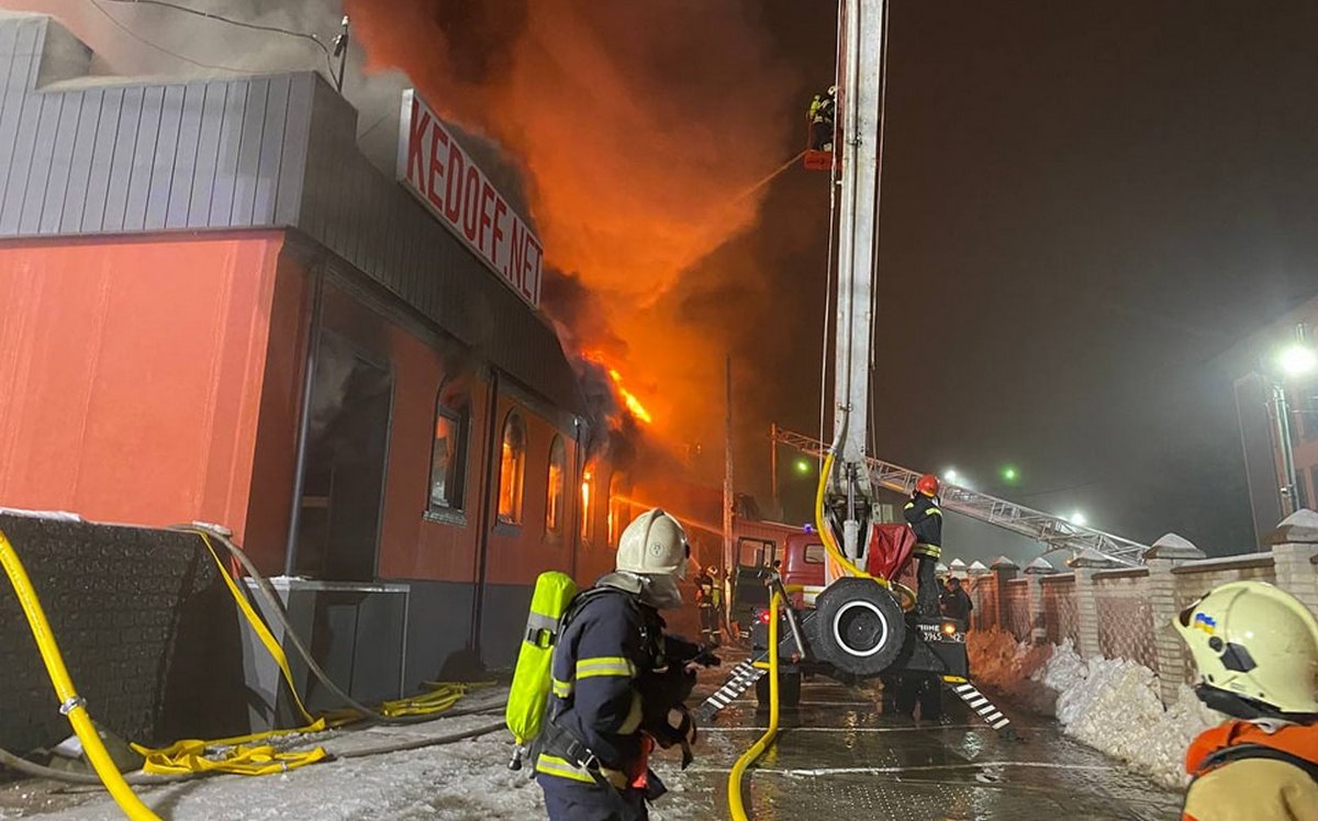 У Рівному згорів склад інтернет-магазину взуття Kedoff.net, власник просить про допомогу