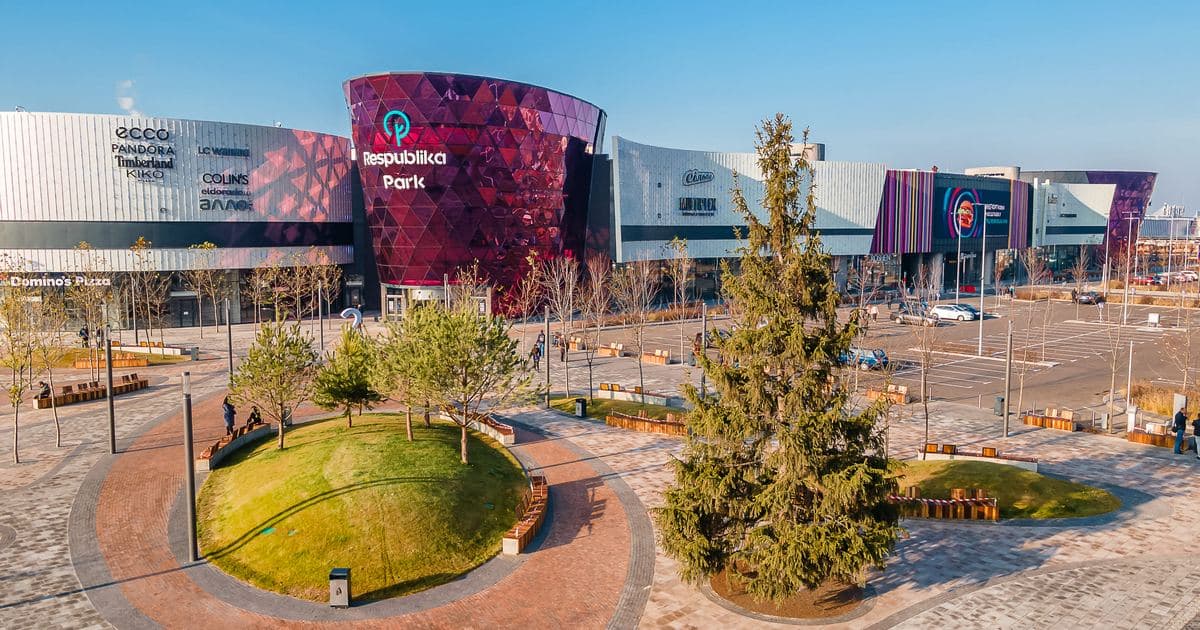ТРЦ із фіолетовими діамантами: як будували Respublika Park та як влаштована його рекреаційна зона