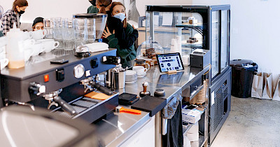 Выручка заведений общепита в «красной» зоне уменьшилась на треть – исследование Poster