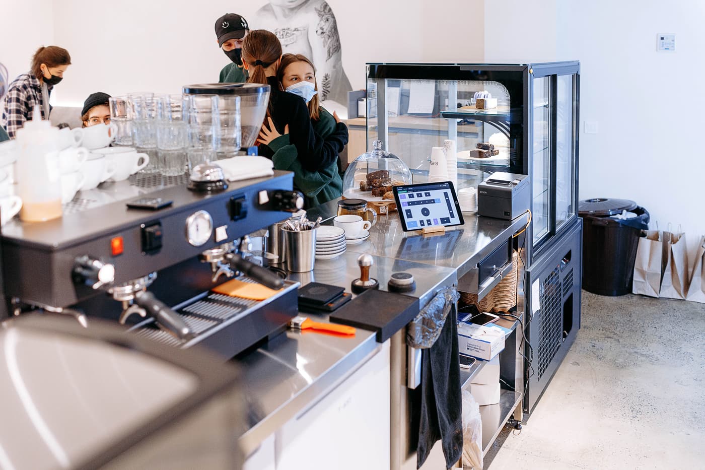 Выручка заведений общепита в «красной» зоне уменьшилась на треть – исследование Poster