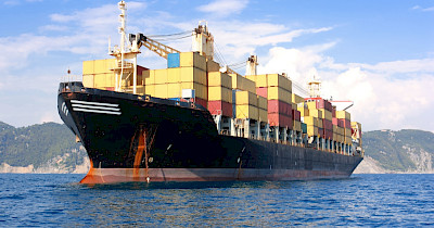 Сбои в глобальных цепочках поставок продлятся в первой половине 2022 года – Bloomberg