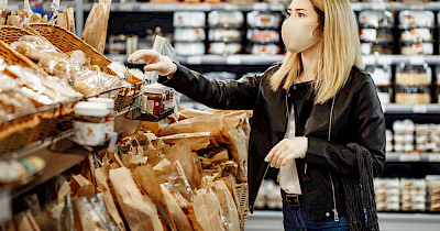 Экономика карантина: в Украине продажи одежды сократились на 58% за год, а бытовой техники – на 15%