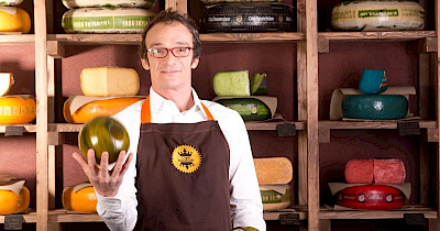 Денис Пріймягі, Сирне Королівство: Покупці приходять в магазин за смаком, настроєм і «сирними» історіями