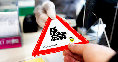 KLO выпустила наклейки на авто в поддержку равенства