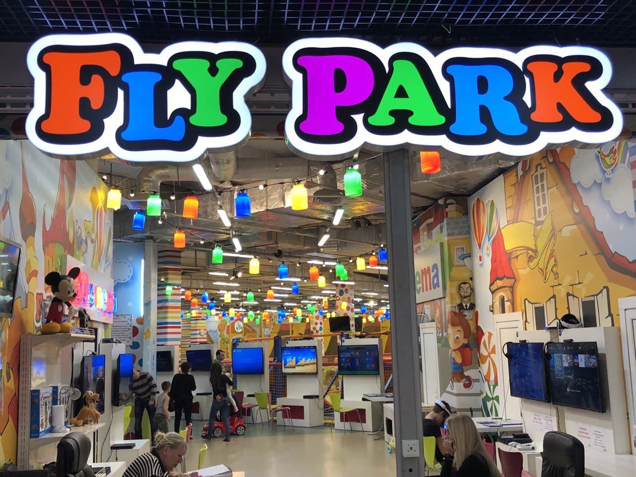 В столичном ТРЦ Dream Town открылся инновационный детский центр Fly Park, и строится один из крупнейших скалодромов Европы