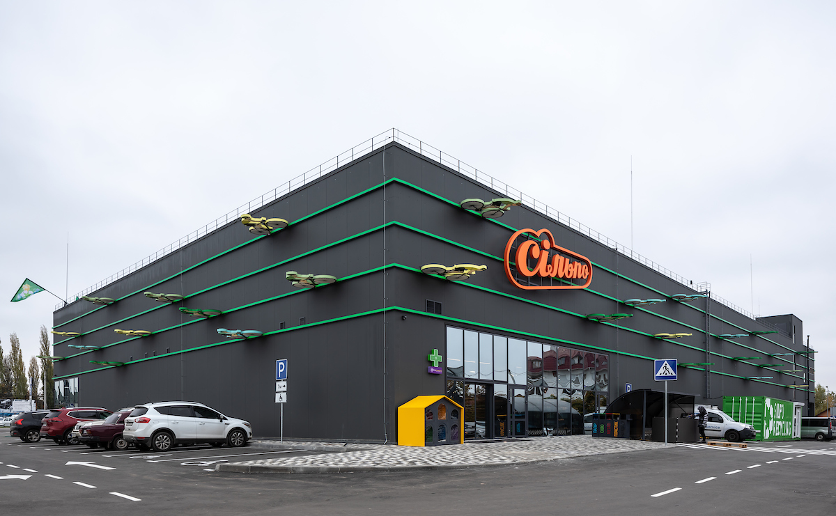 Біг по колу: як виглядає новий дизайнерський Сільпо у стилі “ReCycling” (фотоогляд)