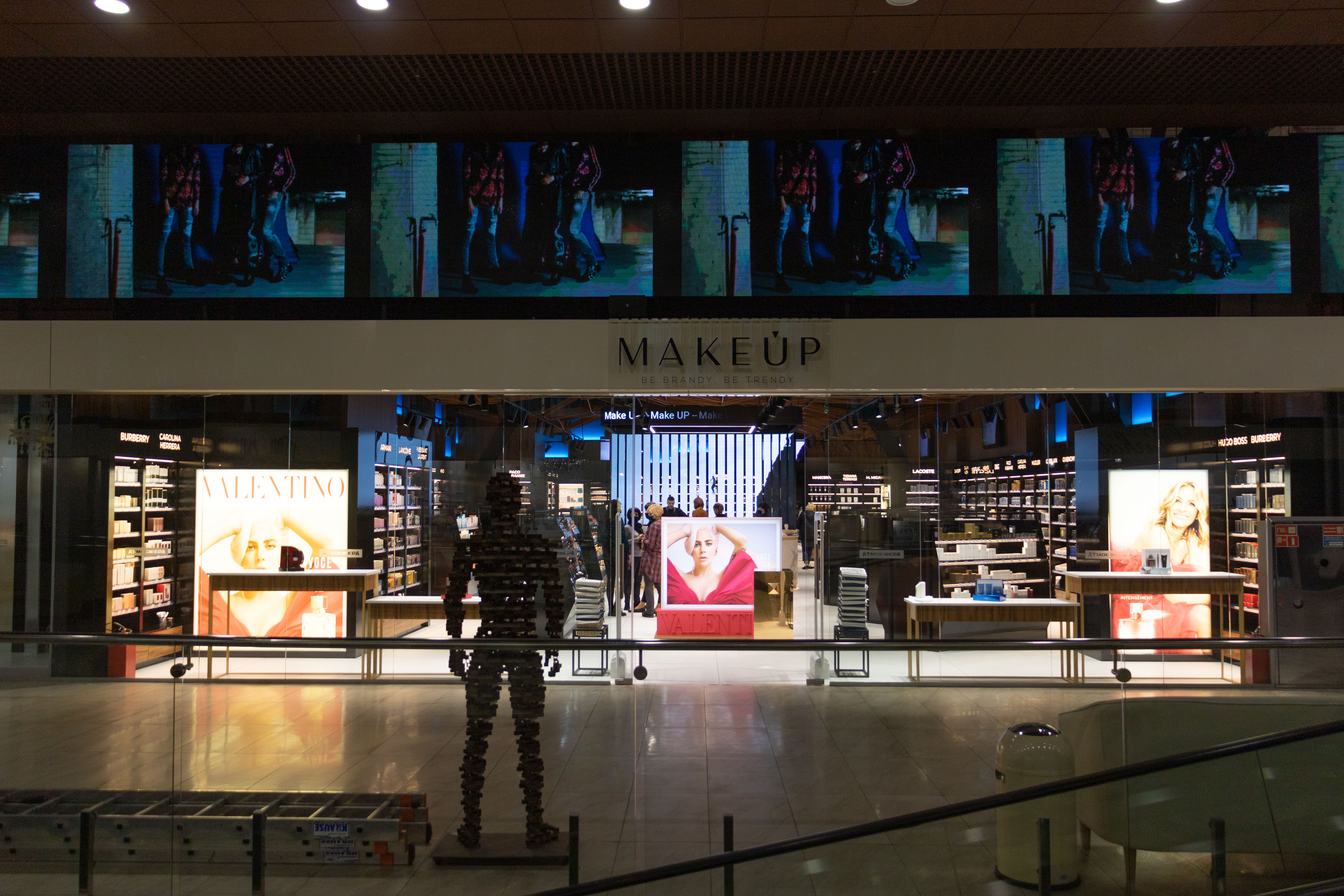 Вышли из Сети: как выглядит первый офлайн-магазин Makeup (фотообзор)