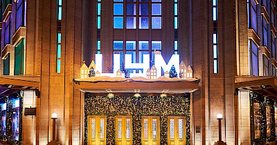 Свято наближається: новорічні вітрини ЦУМ Київ