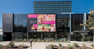 Первый физический: компания Avon открыла свой первый “кирпичный” супермаркет