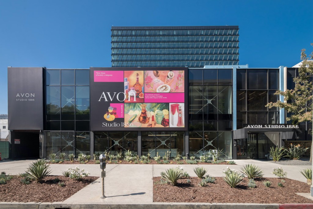 Первый физический: компания Avon открыла свой первый “кирпичный” супермаркет